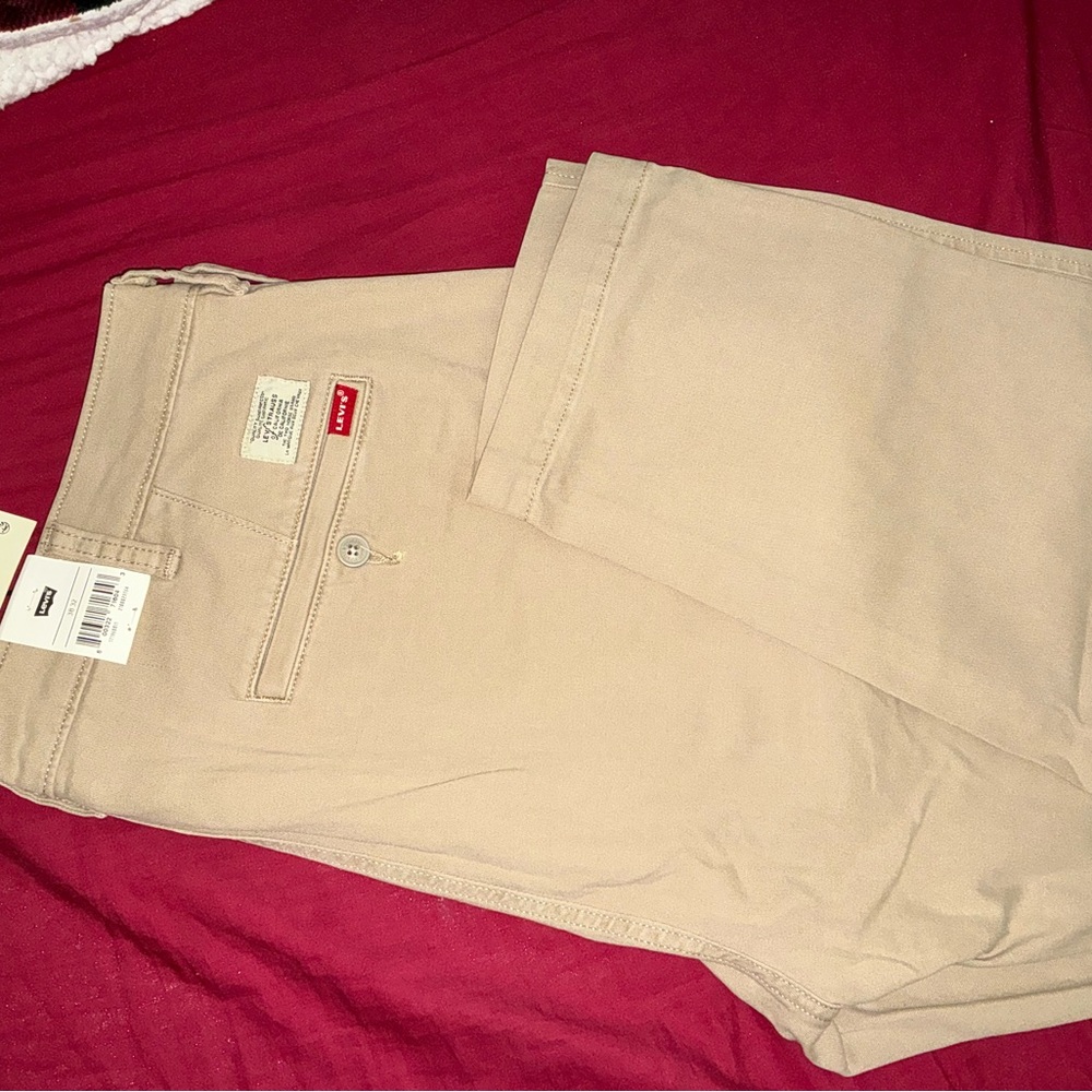 Levi’s flat front side pockets, size 38/32
New.